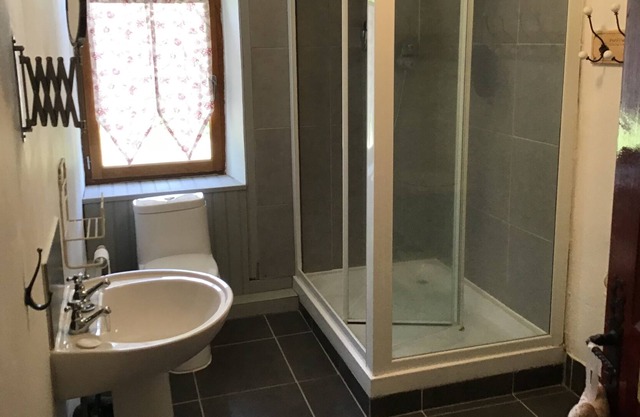 Stunning stone3 bedroom house with views over lake and surrounding hills