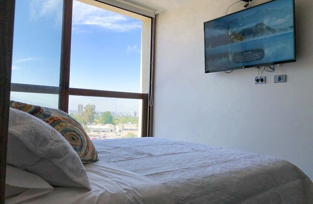 Stunning Studio - w/ Mountain View, Pool and Gym