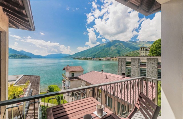 Stunning view lakeside apartment - Larihome