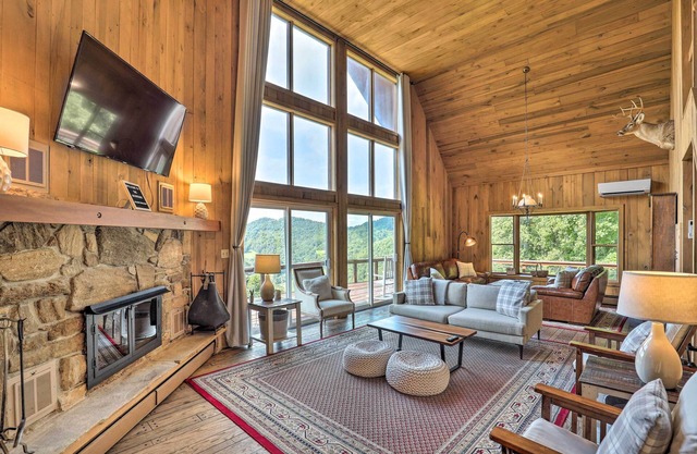 Stunning Views: Mountaintop Cabin in Burnsville!