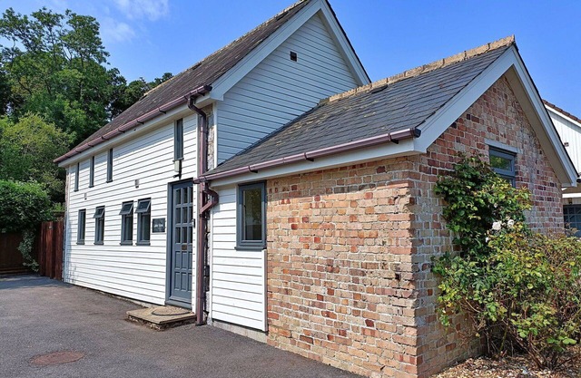 Stunning villa for 6 people with hot tub, WIFI, pool