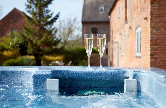 Stunning villa for 10 guests with WIFI, hot tub, TV and terrace