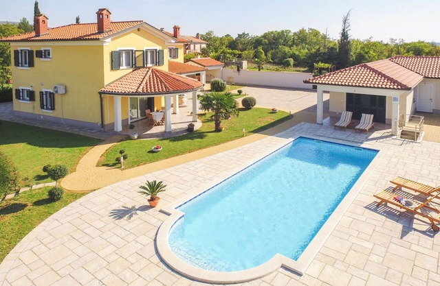 Stunning villa for 5 people with WIFI, A/C, private pool, TV and terrace