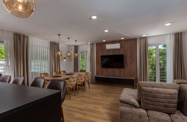 Stunning villa for 6 guests with hot tub, A/C, private pool, WIFI, TV and terrace