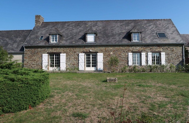 Stunning villa for 6 guests with TV and patio