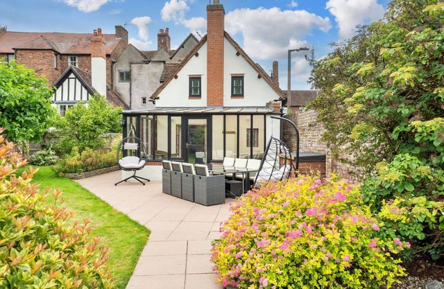 Stunning villa for 8 guests with hot tub, WIFI, terrace and pets allowed