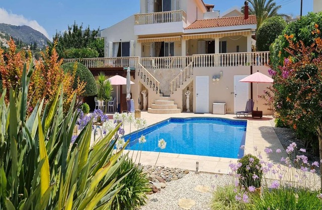 Stunning villa, sea views, walking dist to square