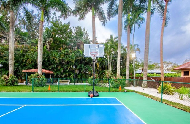 Stunning Villa w/Tennis Ct+Fun BKB Hoop & Indoor Pool!