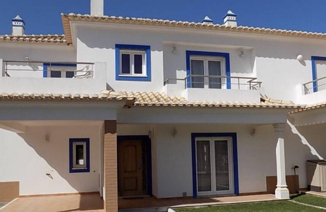 Stunning Villa with Private Garden, Shared Pool, 10 min from lovely beach