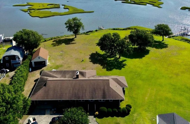 Stunning waterfront views; 4-bedroom house directly on Intracoastal waterway!