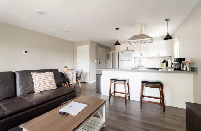 Style and location. Full Kitchen/Laundry. Parking.nn