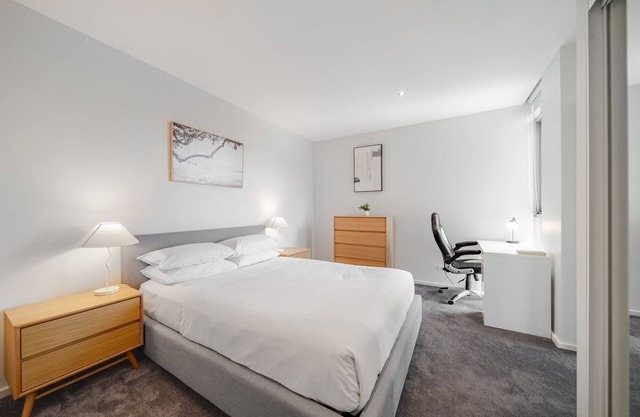 Stylish 1-Bed Flat with Pool, BBQ & Sauna Access