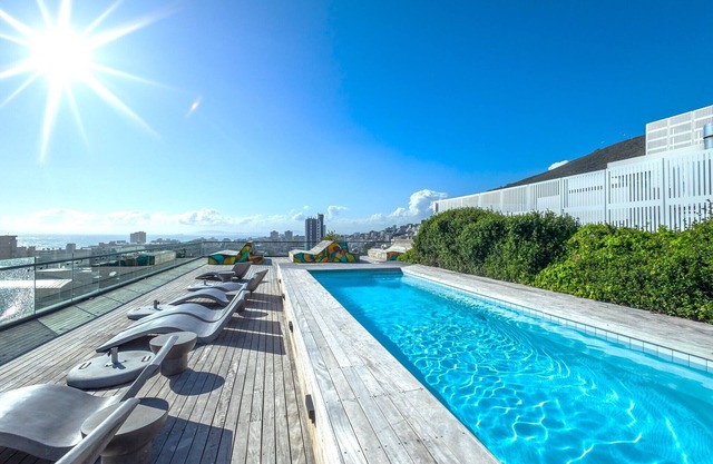Stylish, 1-bedroom apartment with WiFi, Spa, Restaurant in Central Cape Town