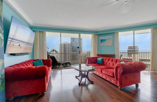 Stylish 1BR Beachside Escape - Heart of Gold Coast