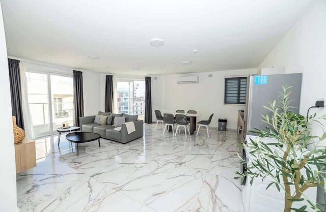 Stylish 2-Bed Corner Apartment - By HostMT