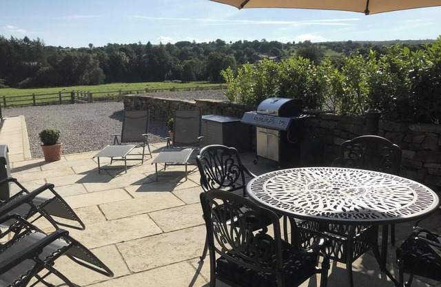 Stylish 2 Bed Peak Dist Cottage Barn Alton Towers