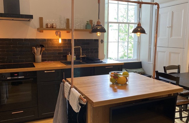 Stylish 2 Bedroom Apartment near the Meadows
