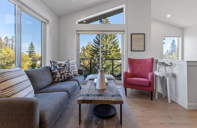 Stylish 2 Beds 2 Baths Townhome | Working desk