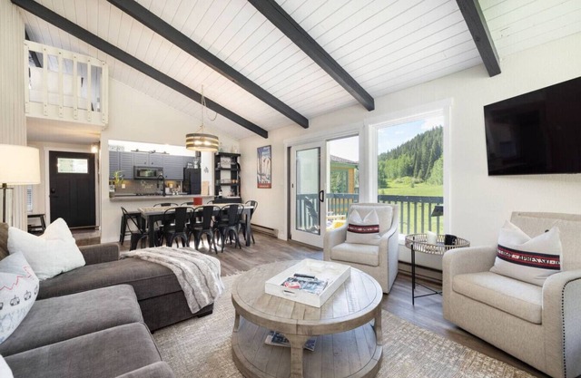 Stylish 2BD Mtn Views, Hot Tub, Walk to Shuttle