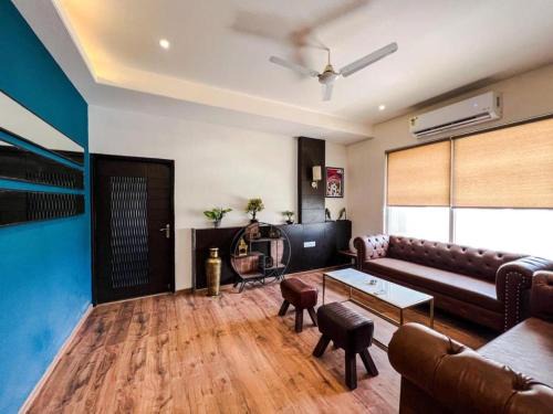 Stylish 2BR Apt Near Hawa Mahal & Airport