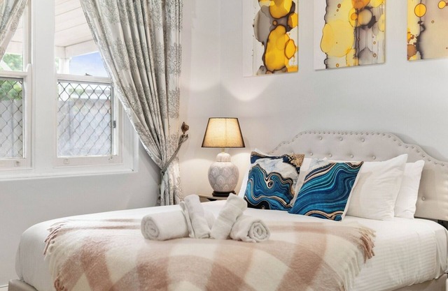 Stylish 2BR Retreat | Walk to Shops and 12min to CBD