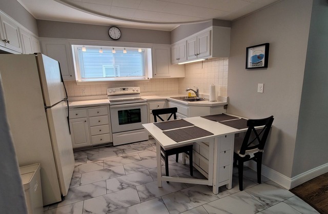 Stylish 3-bd place with back yard & free parking