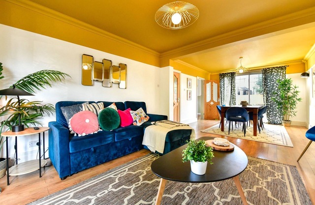 Stylish 3 bed central home with parking!