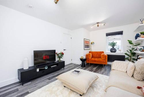 Stylish 3-Bed East London Home Contractors Parking Sleeps 5 Near ExCeL London