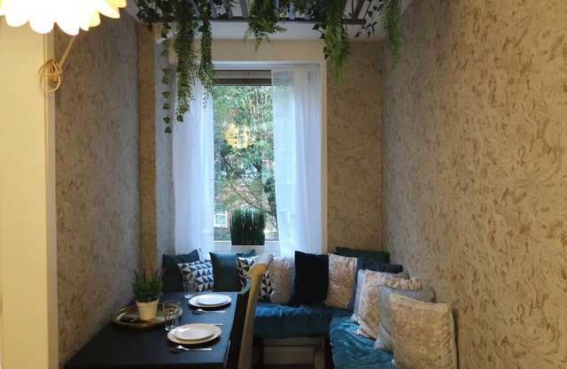 Stylish 3-Bed Getaway in London with City Views and walking distance to tube