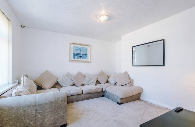 Stylish 3-bed house, Sleeps 5, Free parking,Private garden.