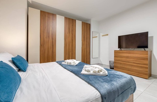 ✨ Stylish 3-bedroom in Swieqi 🇲🇹 — just 10 mins from beaches 🌊, restaurants 🍴 & nightlife 🎶. The perfect Malta getaway for families & friends 🏡🌞!
