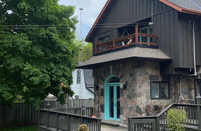 Stylish 3BR | Hot Tub Firepit Cozy Fall & Early Winter Escape