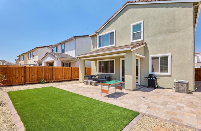 Stylish 4BD Home ~ Pvt Backyard ~ Minutes to Napa