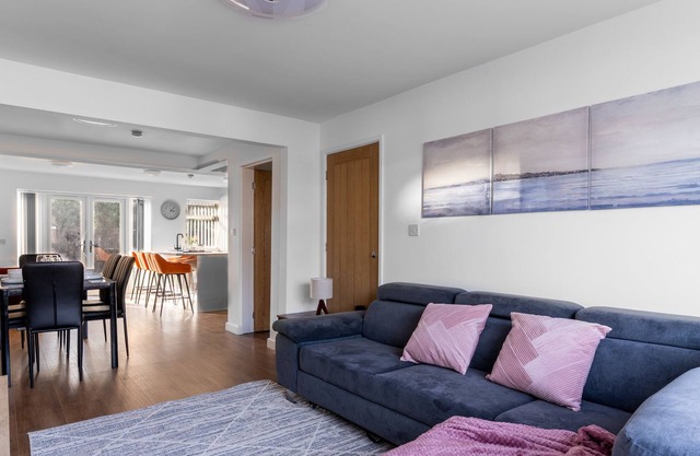 Stylish 5-Bed Home with Driveway and Garden