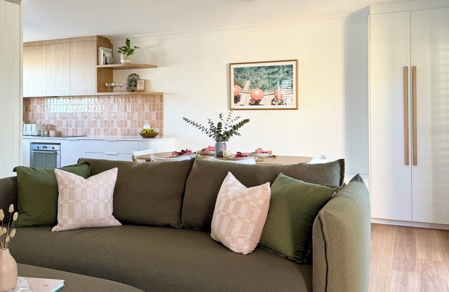 Stylish abode walking distance to Point Cartwright, La Balsa & Kawana Beach.