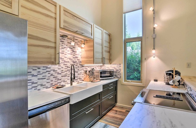 Stylish Anchorage Townhome ~ 1 Mi to Downtown