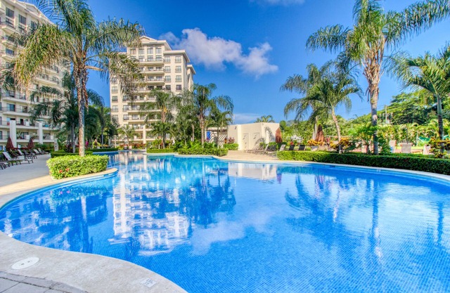 Stylish and Modern Condo with Shared Pool, Balcony, and WiFi