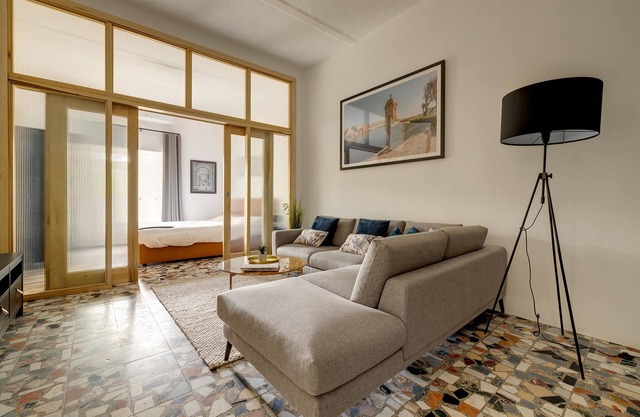 Stylish Apartment steps from the Capital