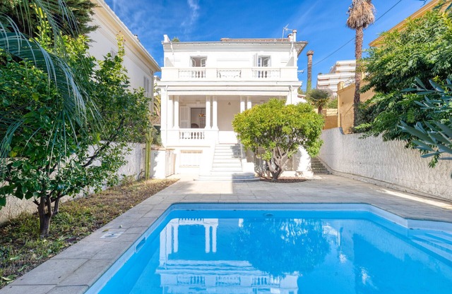 Stylish Art Deco villa, 4 Bdrs, Swimming Pool and Garage