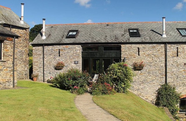 Stylish barn conversion in the beautiful South Hams - quiet location, sleeps 6