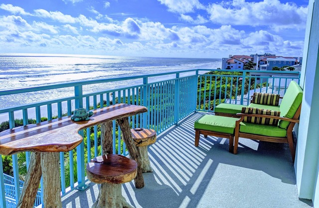 Stylish beach front condo with spectacular view!