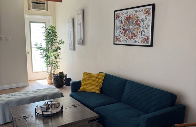 Stylish Burbank Getaway – Ensuite Baths + Prime Location!n10 Mins to Universal!