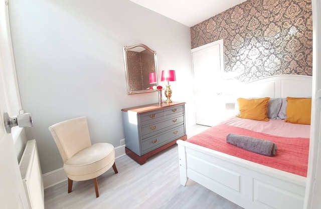 Stylish character home, near town centre, M1, airport, Self Check-in