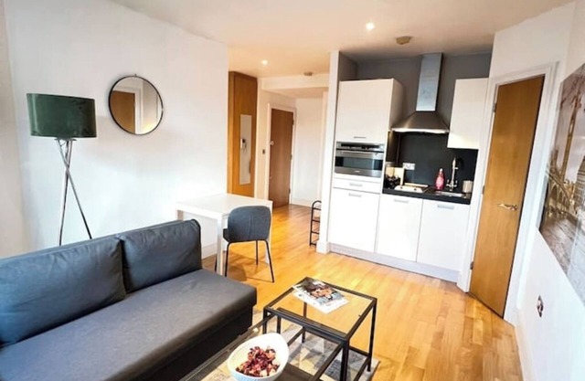 Stylish Clapham High Street Flat, 1 Min to Station