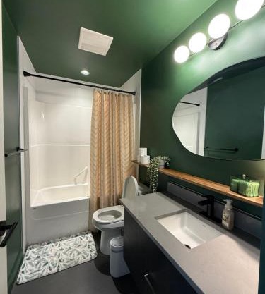 Stylish Condo, Riverview, Downtown East Village, Mins to Stampede, Saddledome