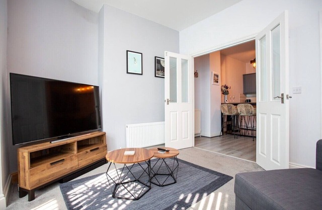 Stylish Cosy Two Bed Apartment - Coast Location