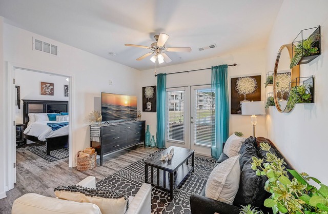 ⭐Stylish & Cozy⭐ 2BR/2BA w/King Bed, Pool & Gym Nr I295 & Downtown