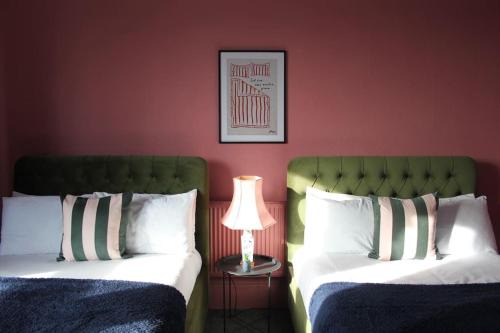 Stylish Digbeth Apartment, Sleeps 12 Opposite Birmingham Coach Station, perfect for large groups contractors