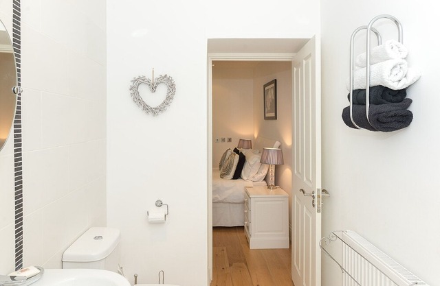 Stylish first floor apartment in the heart of the town with lovely river views.