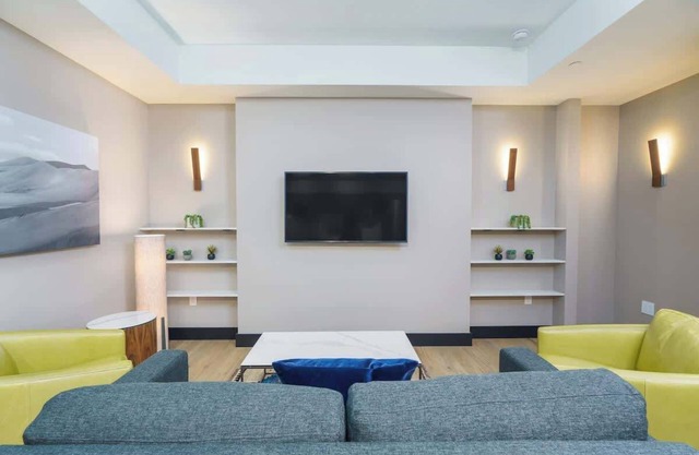 Stylish Flat on Tennyson St–Walk to Dining & More!